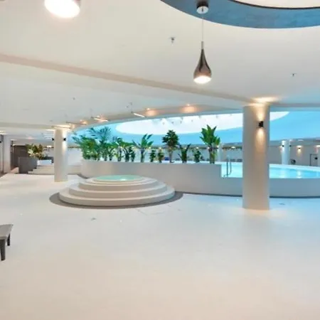 Hanza Tower White 24 Pool & Jacuzzi Daire *